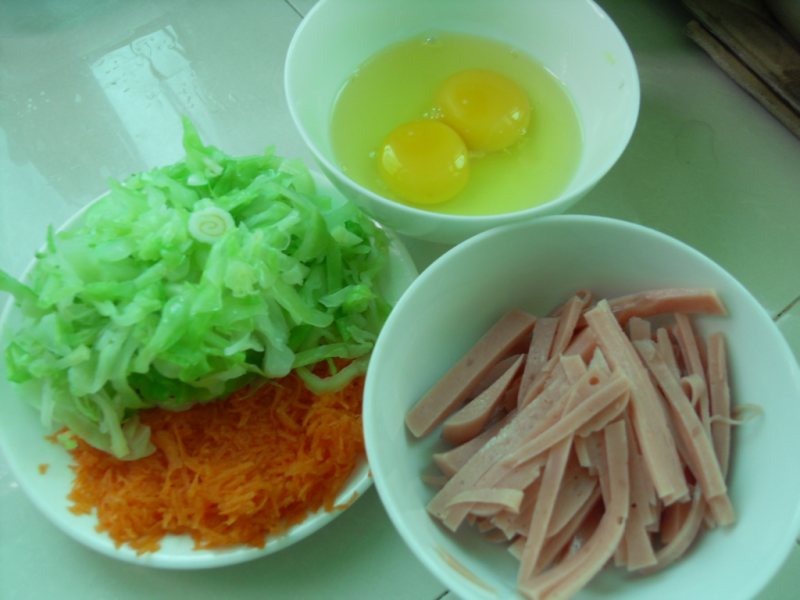 Steps for Cooking Colorful Home-style Noodles