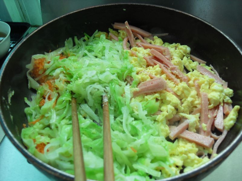 Steps for Cooking Colorful Home-style Noodles