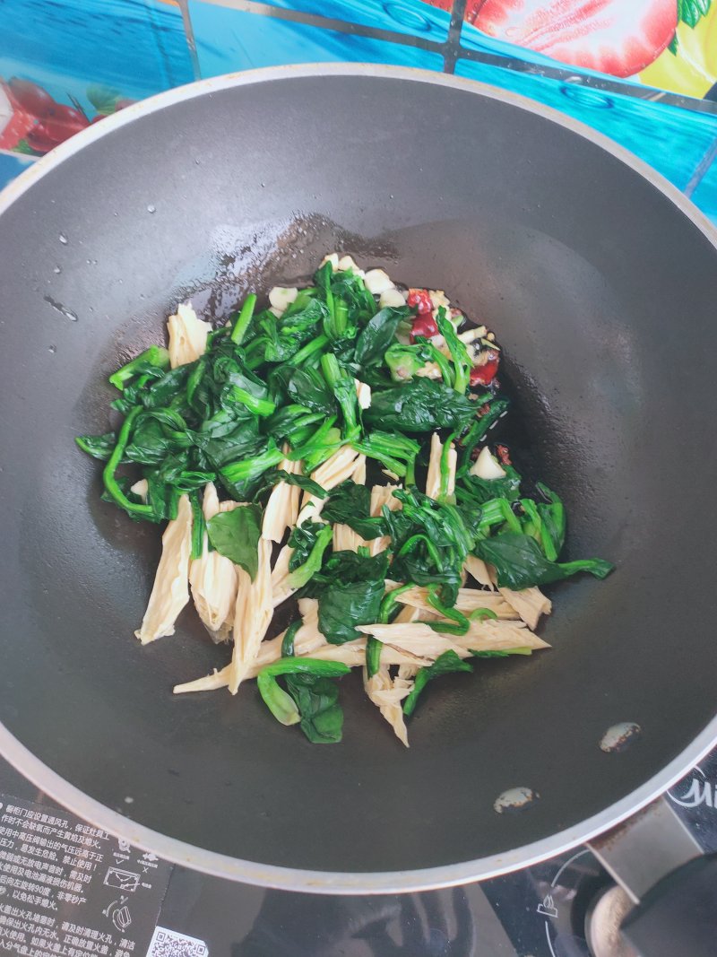 Steps for Cooking Oyster Sauce and Bean Curd Stir-Fried Spinach