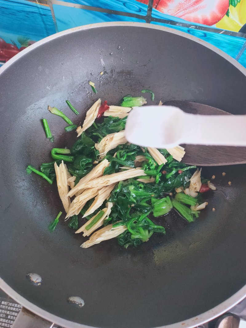 Steps for Cooking Oyster Sauce and Bean Curd Stir-Fried Spinach