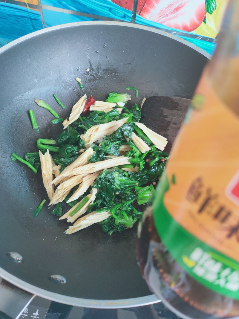 Steps for Cooking Oyster Sauce and Bean Curd Stir-Fried Spinach