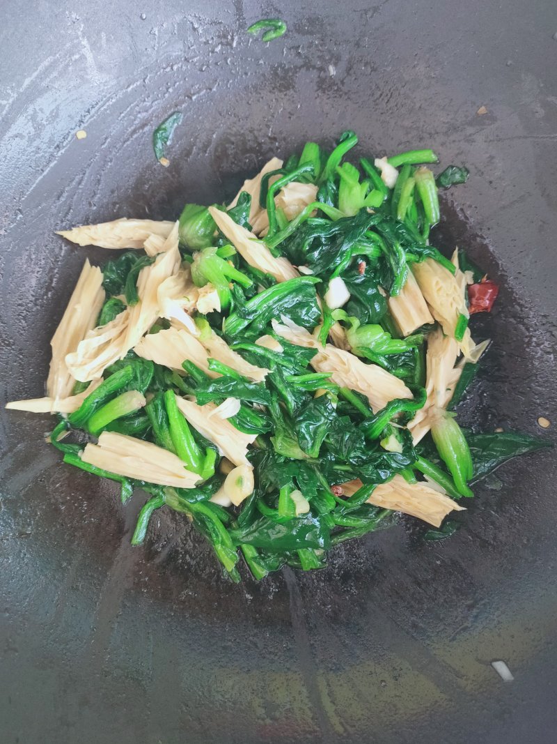 Steps for Cooking Oyster Sauce and Bean Curd Stir-Fried Spinach