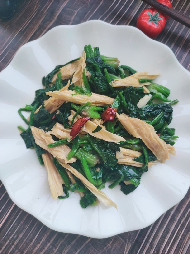 Steps for Cooking Oyster Sauce and Bean Curd Stir-Fried Spinach