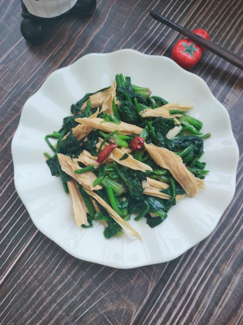 Steps for Cooking Oyster Sauce and Bean Curd Stir-Fried Spinach