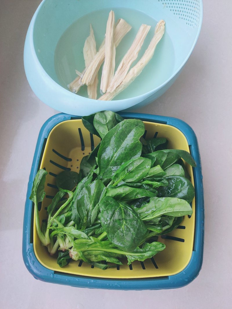 Steps for Cooking Oyster Sauce and Bean Curd Stir-Fried Spinach