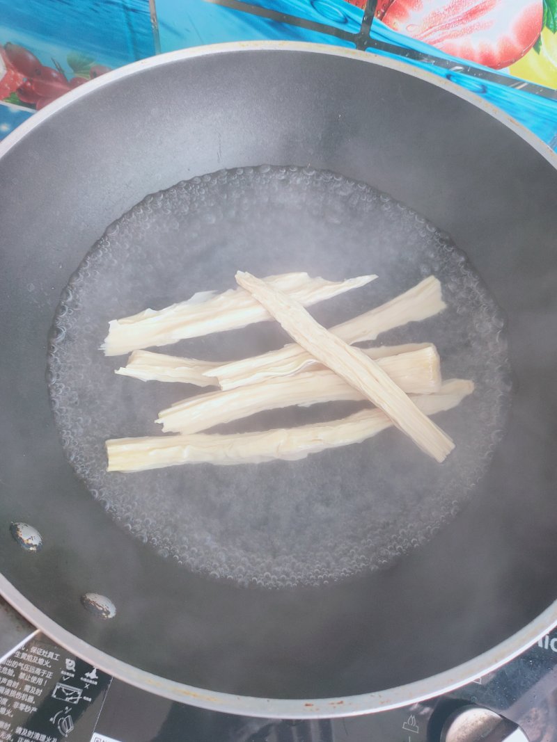 Steps for Cooking Oyster Sauce and Bean Curd Stir-Fried Spinach