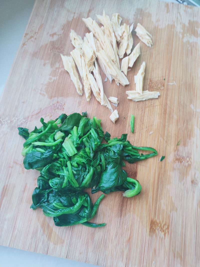 Steps for Cooking Oyster Sauce and Bean Curd Stir-Fried Spinach