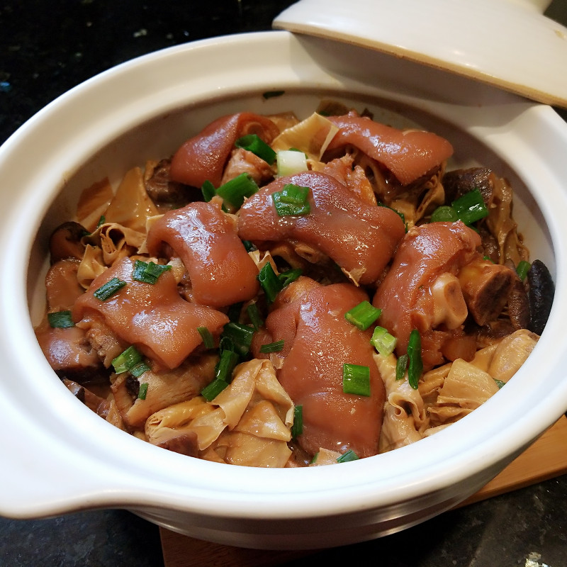 Braised Pig Trotters with Fermented Bean Curd and Dried Bean Curd Sticks