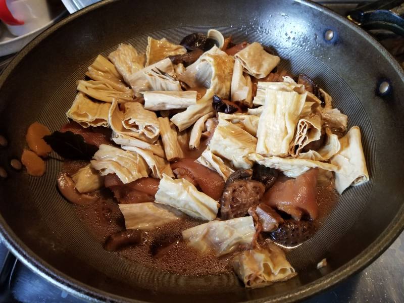 Steps for Cooking Braised Pig Trotters with Fermented Bean Curd and Dried Bean Curd Sticks