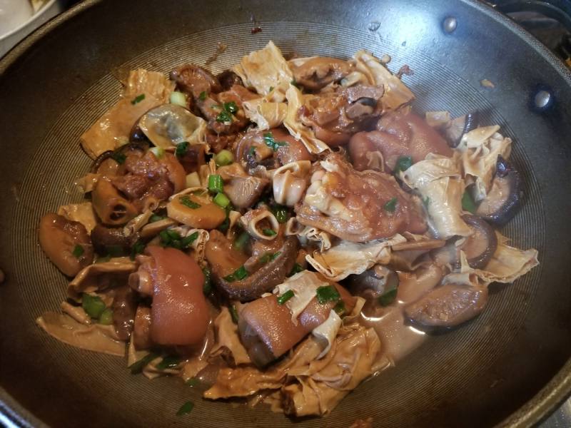 Steps for Cooking Braised Pig Trotters with Fermented Bean Curd and Dried Bean Curd Sticks