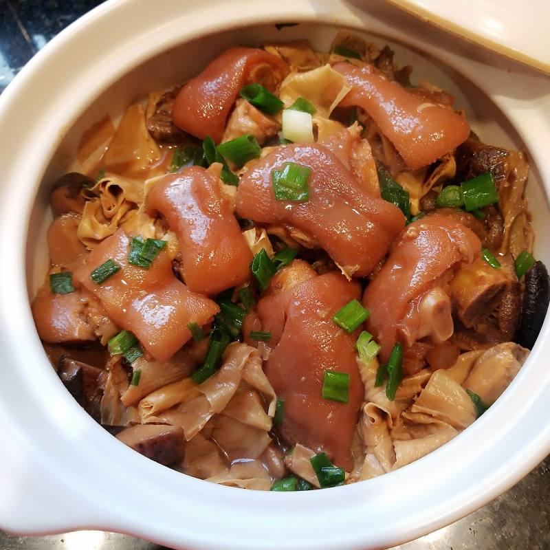 Steps for Cooking Braised Pig Trotters with Fermented Bean Curd and Dried Bean Curd Sticks