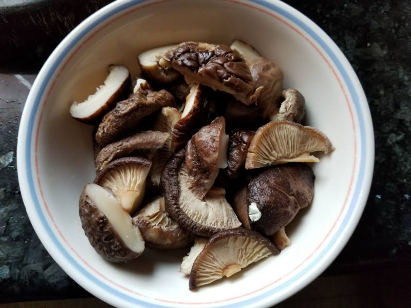 Steps for Cooking Braised Pig Trotters with Fermented Bean Curd and Dried Bean Curd Sticks