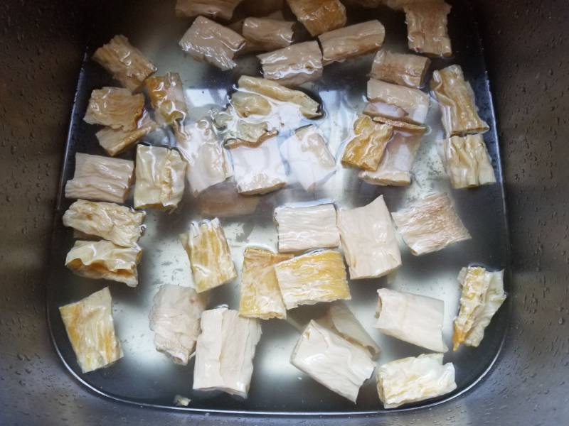 Steps for Cooking Braised Pig Trotters with Fermented Bean Curd and Dried Bean Curd Sticks