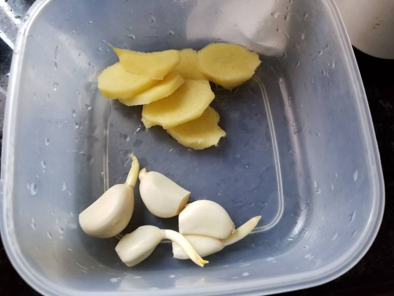 Steps for Cooking Braised Pig Trotters with Fermented Bean Curd and Dried Bean Curd Sticks