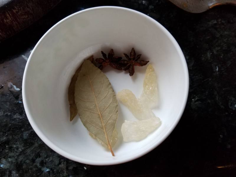 Steps for Cooking Braised Pig Trotters with Fermented Bean Curd and Dried Bean Curd Sticks