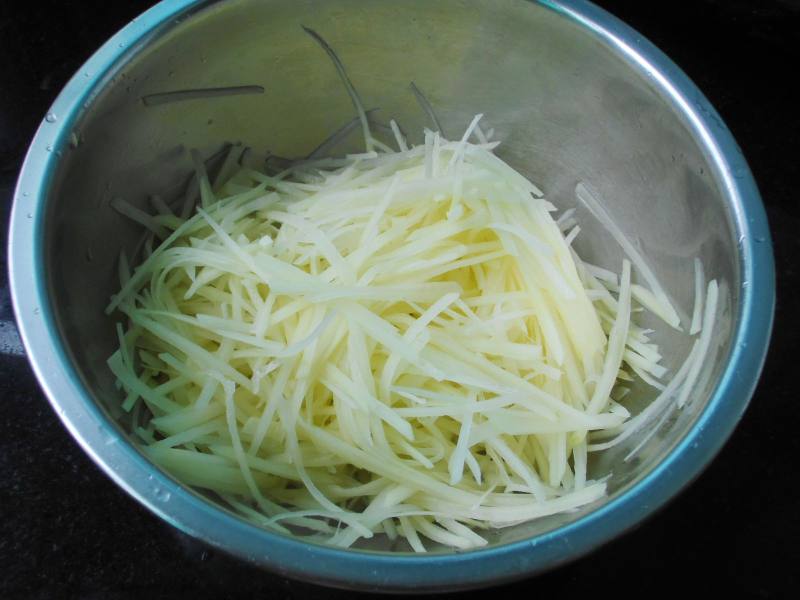 Steps for Cooking Potato Shreds Baked with Eggs