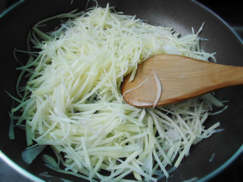 Steps for Cooking Potato Shreds Baked with Eggs