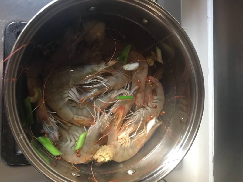 Steps to Cook White Boiled Shrimp in Three Steps