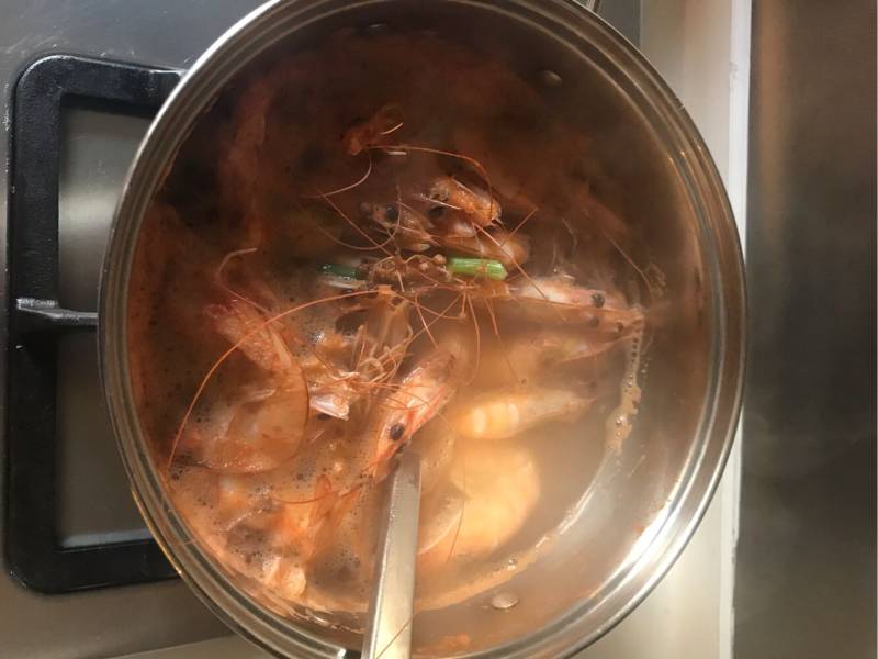 Steps to Cook White Boiled Shrimp in Three Steps