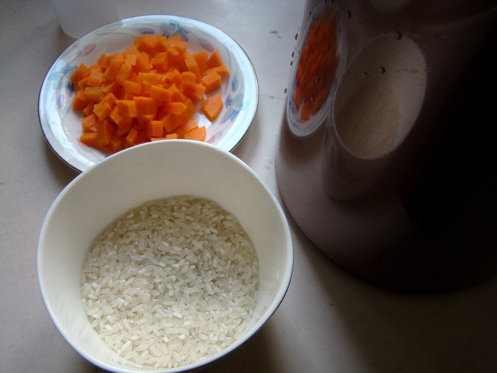 Steps for Making Carrot Rice Porridge