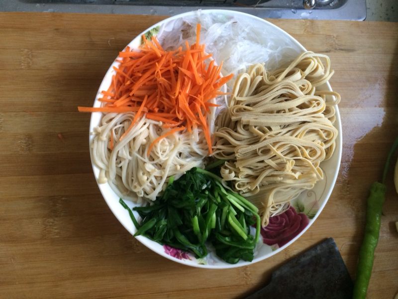 Steps for Making Scallion Pancake and Vegetable Salad