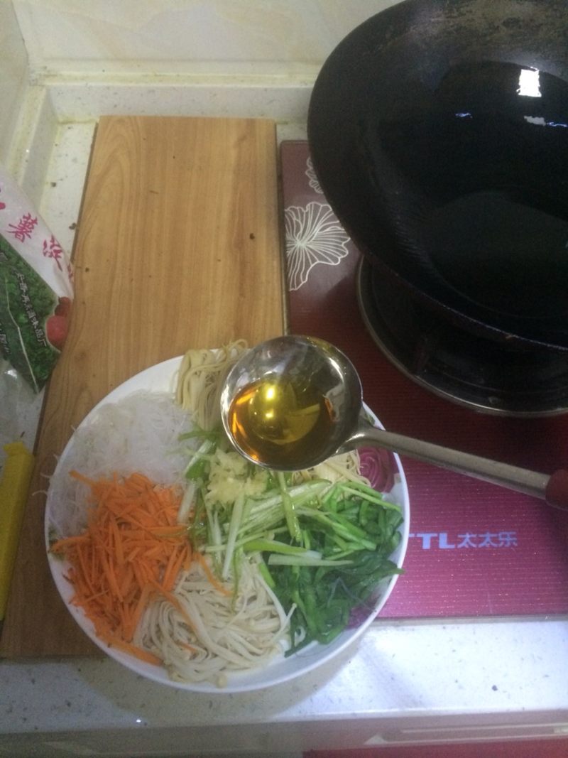 Steps for Making Scallion Pancake and Vegetable Salad