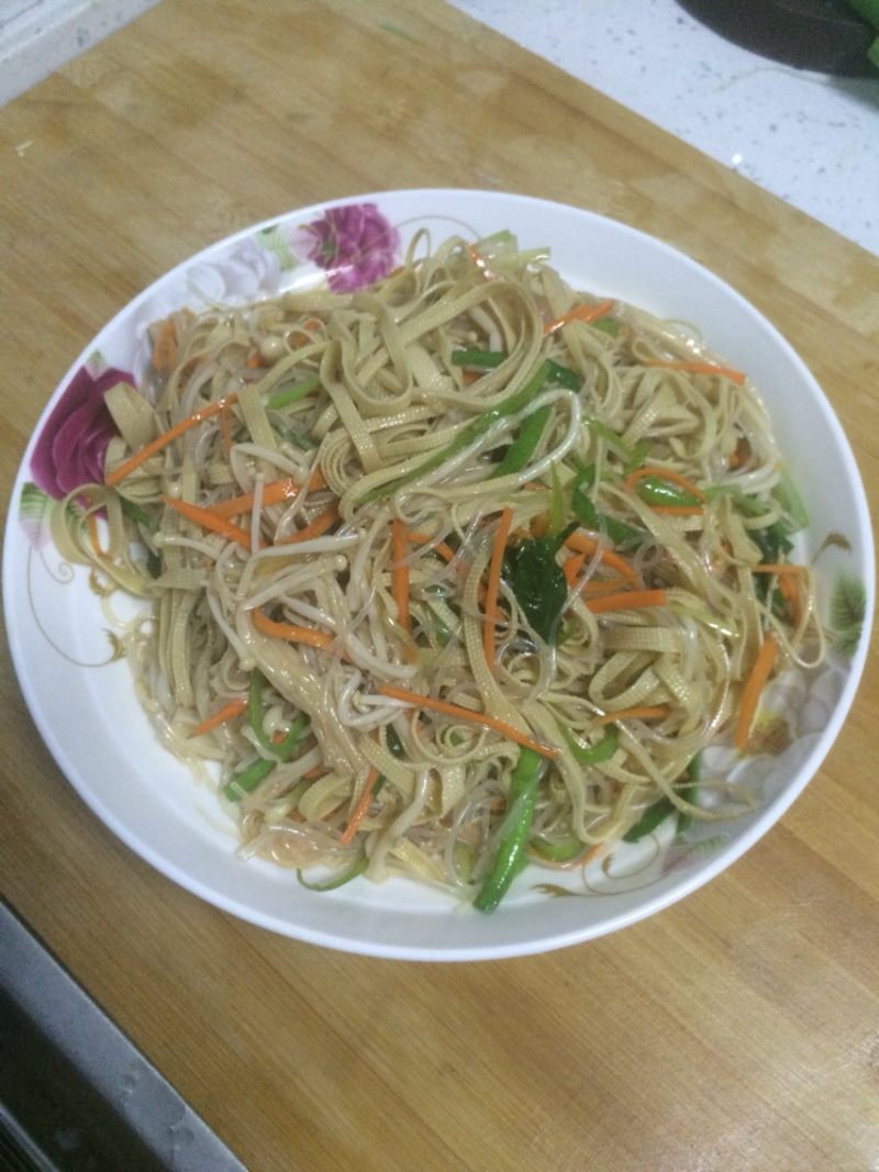 Steps for Making Scallion Pancake and Vegetable Salad