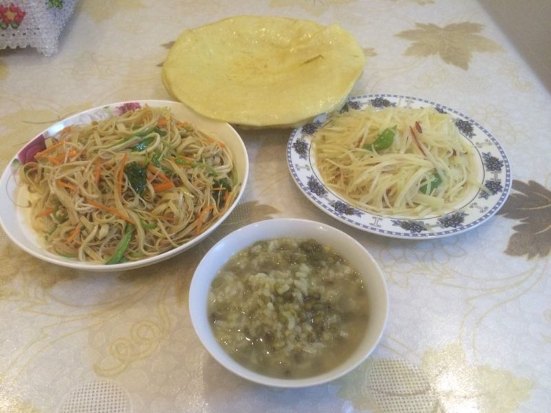 Steps for Making Scallion Pancake and Vegetable Salad