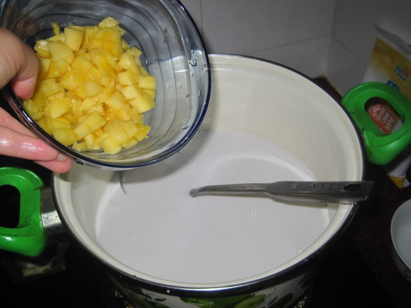 Steps to Make Coconut Milk Mango Sago Dessert