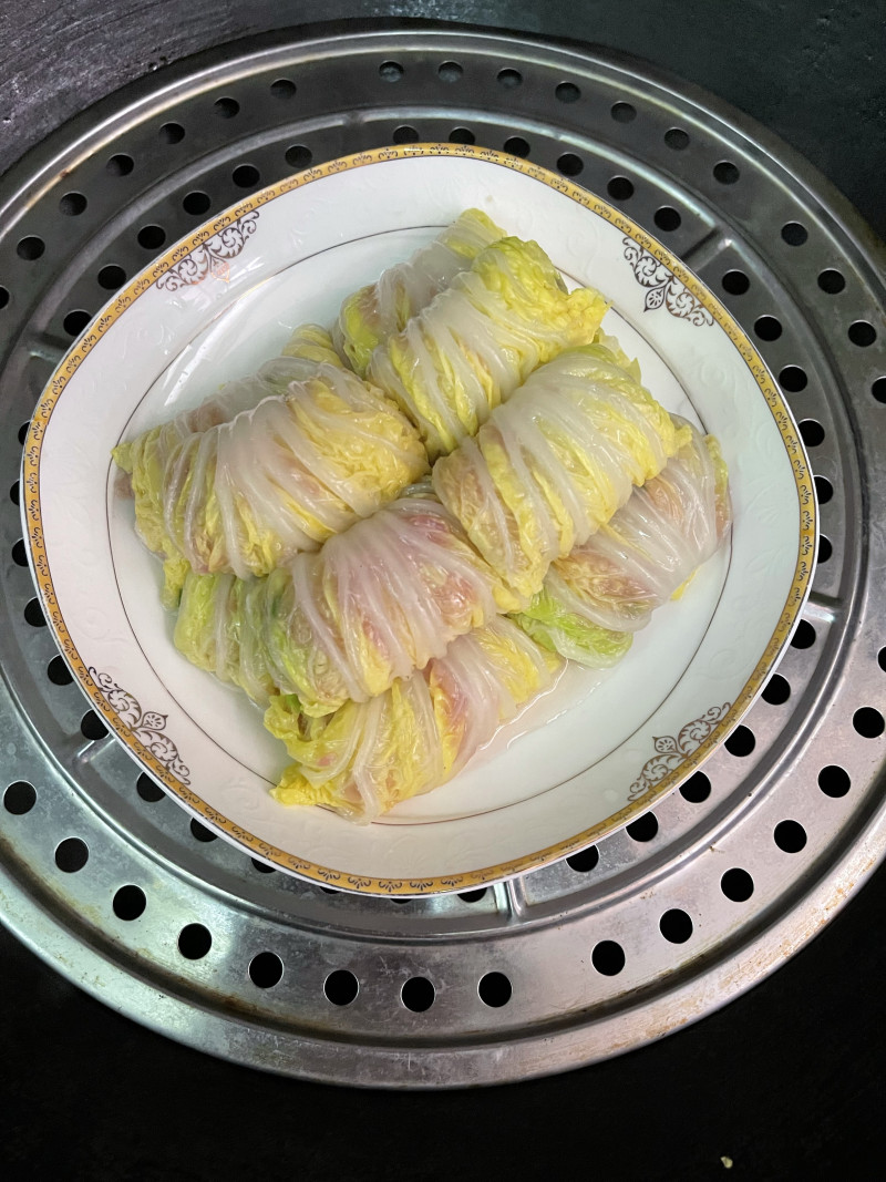 Steps for Making Chinese Cabbage and Pork Rolls