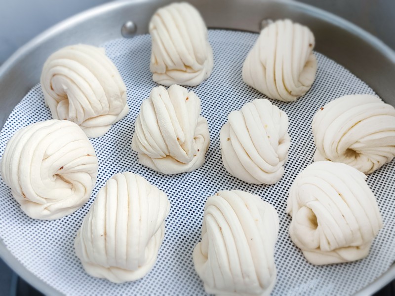 Steps for Making Pepper Flavored Flower Rolls