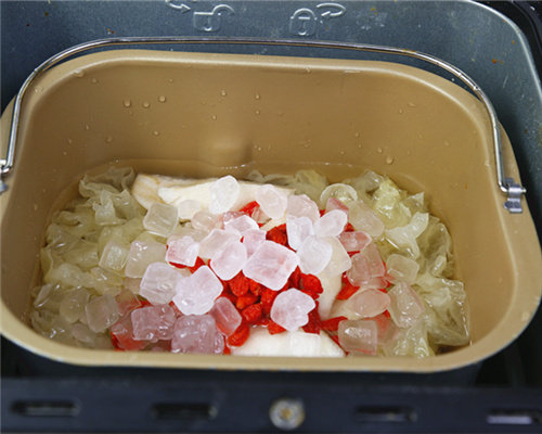 Detailed Steps for Making Snow Pear and Tremella Sweet Soup