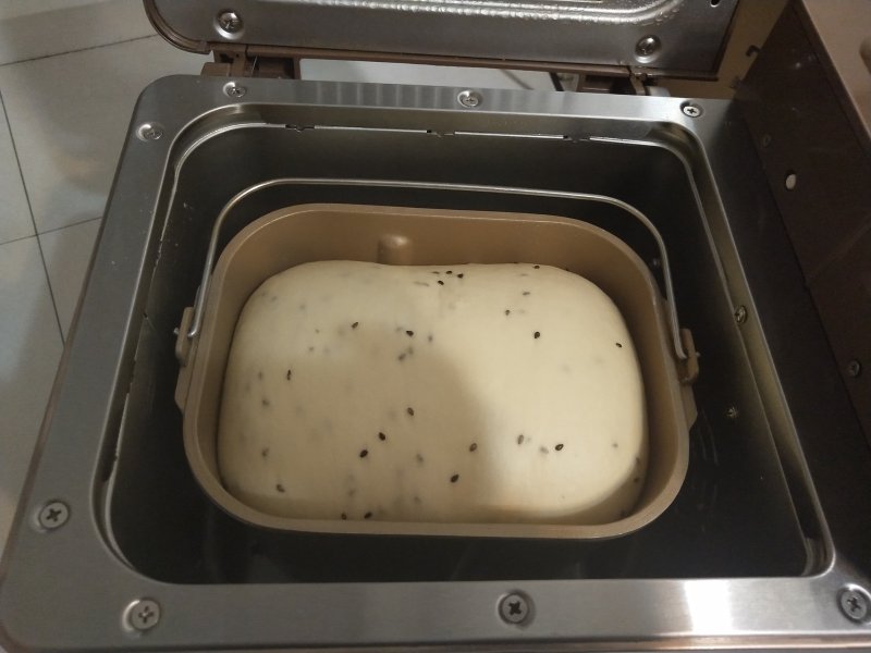 Steps for making Black Sesame Peanut Butter Bread (Bread Machine Version)