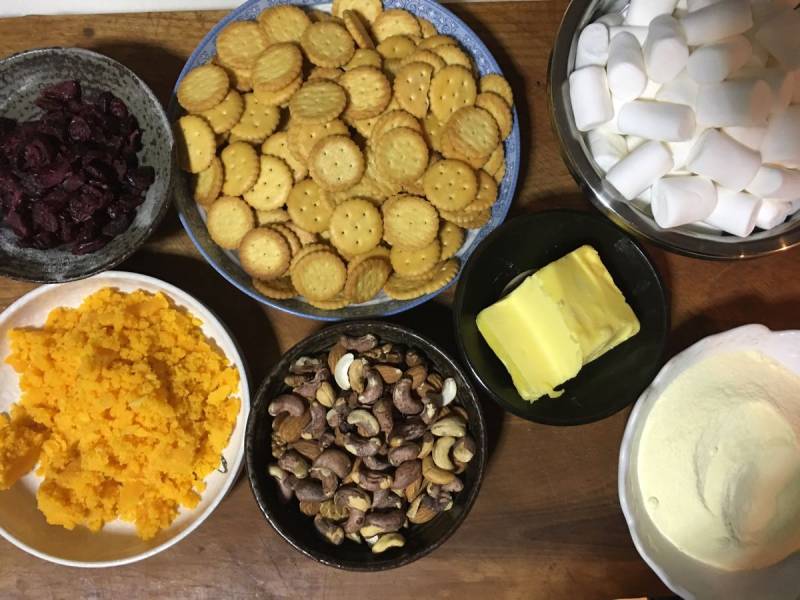 Steps for Making Egg Yolk Flavored Snowflake Pastry