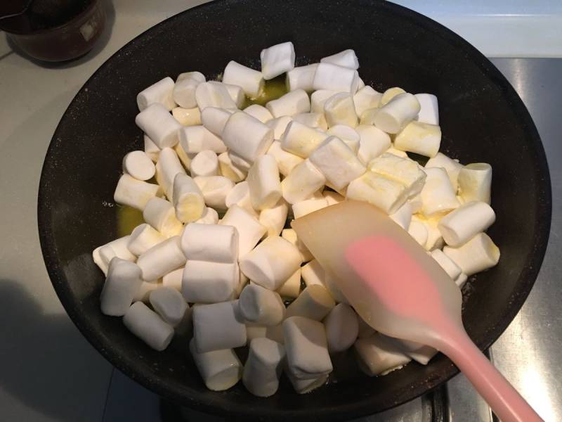 Steps for Making Egg Yolk Flavored Snowflake Pastry