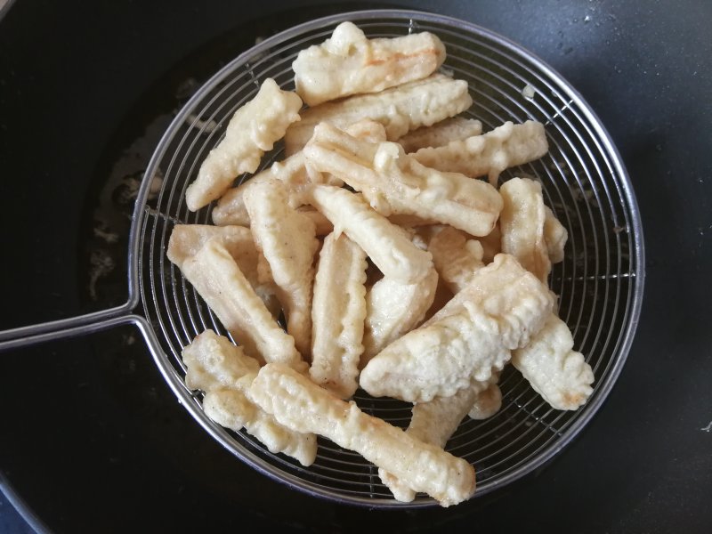 Steps for Making Salt and Pepper Lotus Root Sticks