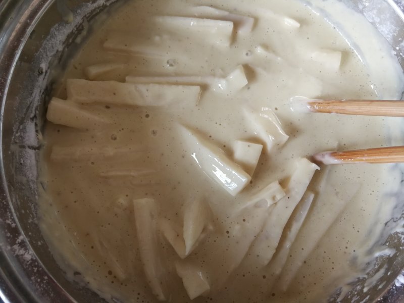 Steps for Making Salt and Pepper Lotus Root Sticks