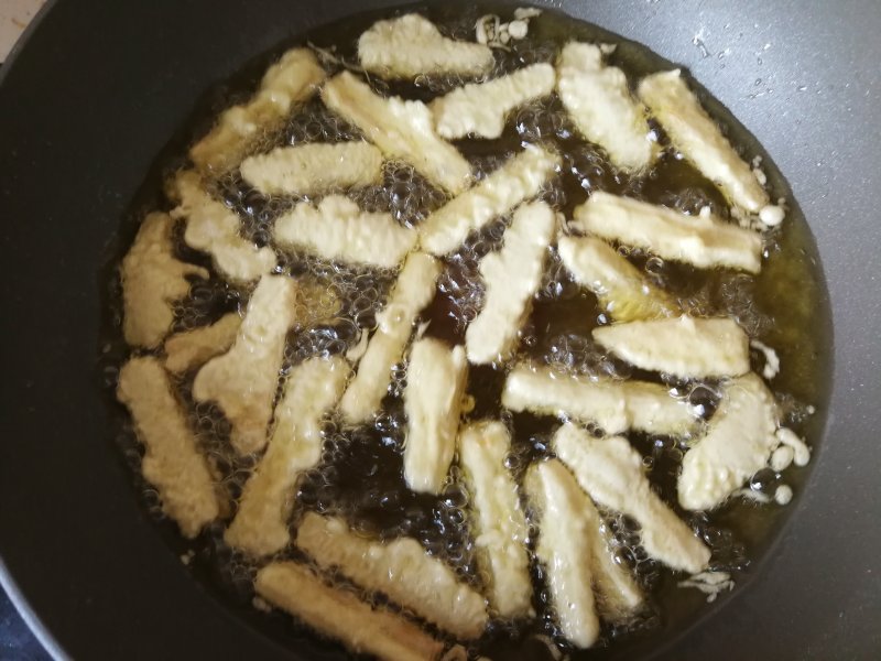 Steps for Making Salt and Pepper Lotus Root Sticks