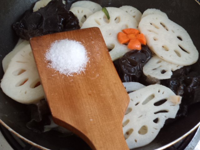 Steps for Making Stir-Fried Lotus Root Slices