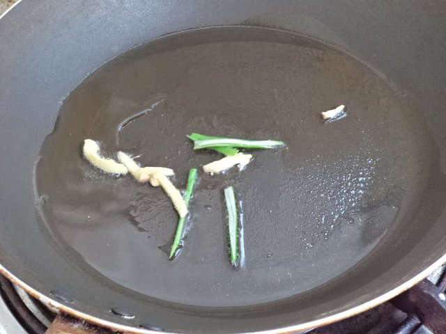 Steps for Making Stir-Fried Lotus Root Slices