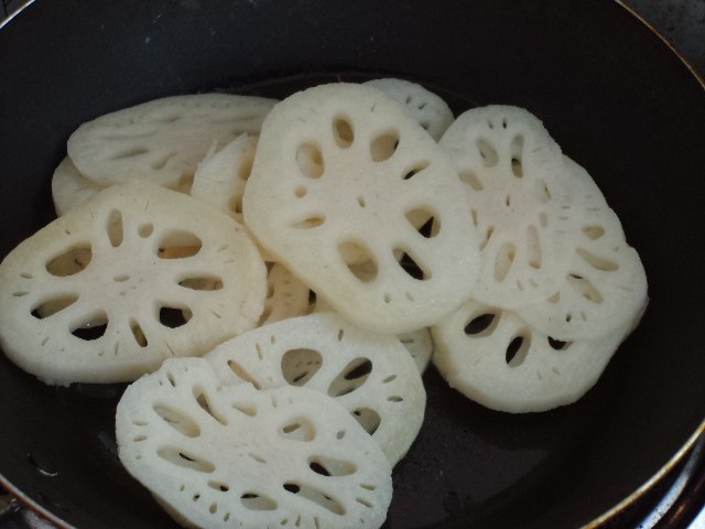 Steps for Making Stir-Fried Lotus Root Slices