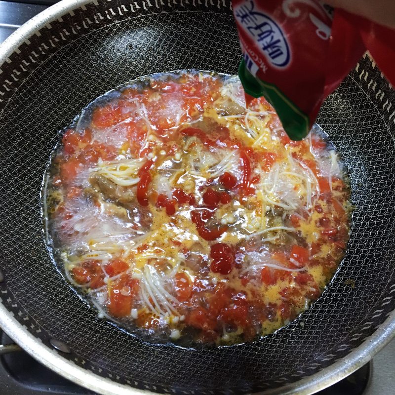 Tomato and Enoki Mushroom Beef Soup cooking steps