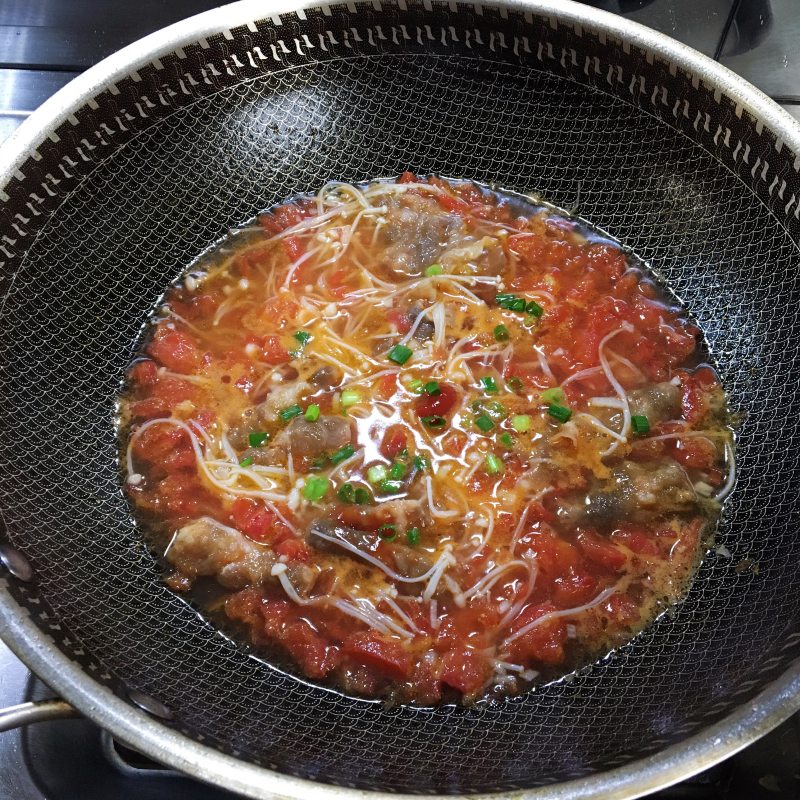 Tomato and Enoki Mushroom Beef Soup cooking steps