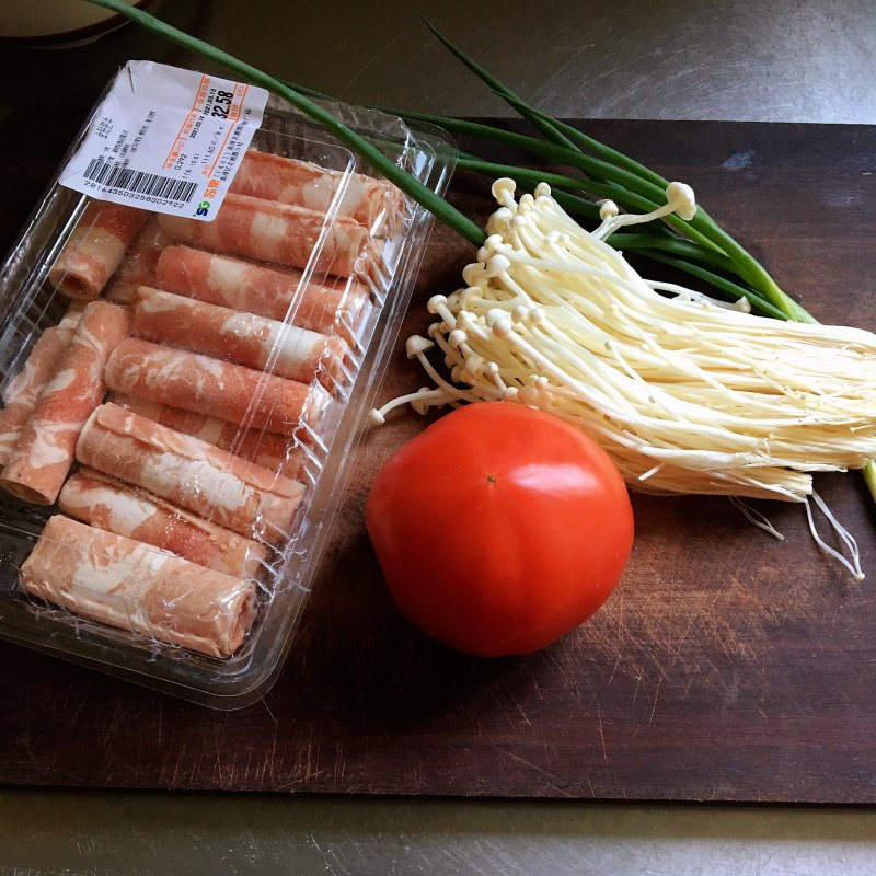 Tomato and Enoki Mushroom Beef Soup cooking steps