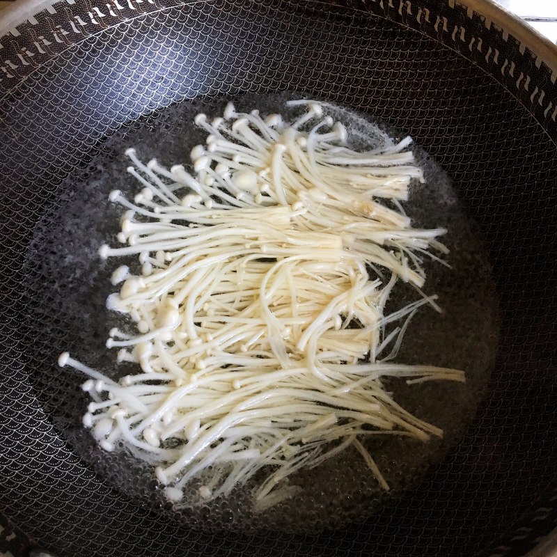 Tomato and Enoki Mushroom Beef Soup cooking steps