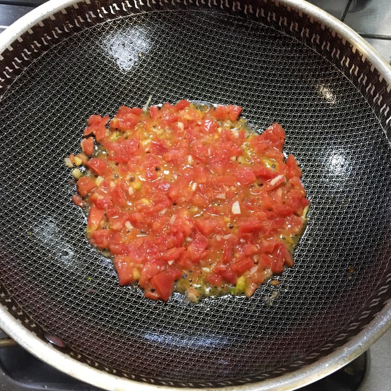 Tomato and Enoki Mushroom Beef Soup cooking steps