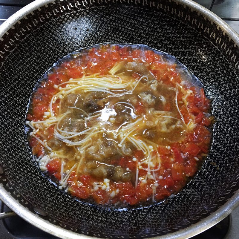 Tomato and Enoki Mushroom Beef Soup cooking steps