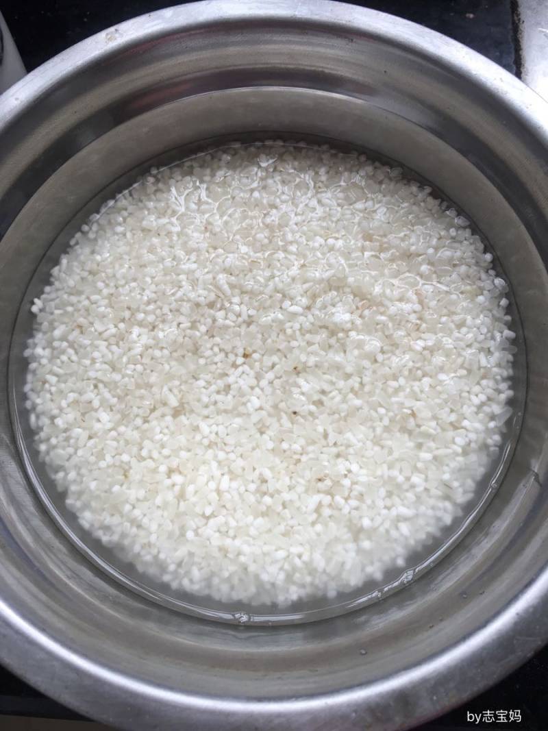 Steps for Making Soft and Fragrant White Rice Porridge