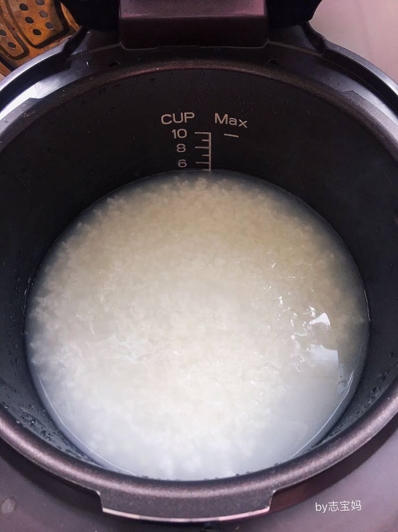 Steps for Making Soft and Fragrant White Rice Porridge