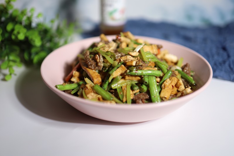 Stir-fried Beef with Green Beans, Celery, and Dried Tofu